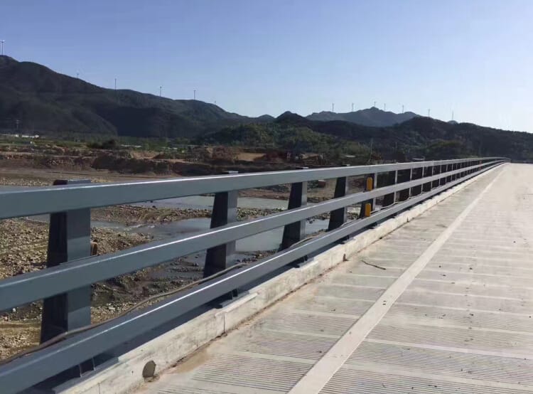 防撞护栏给路途产生了简洁好看、整齐划一的视觉冲击
